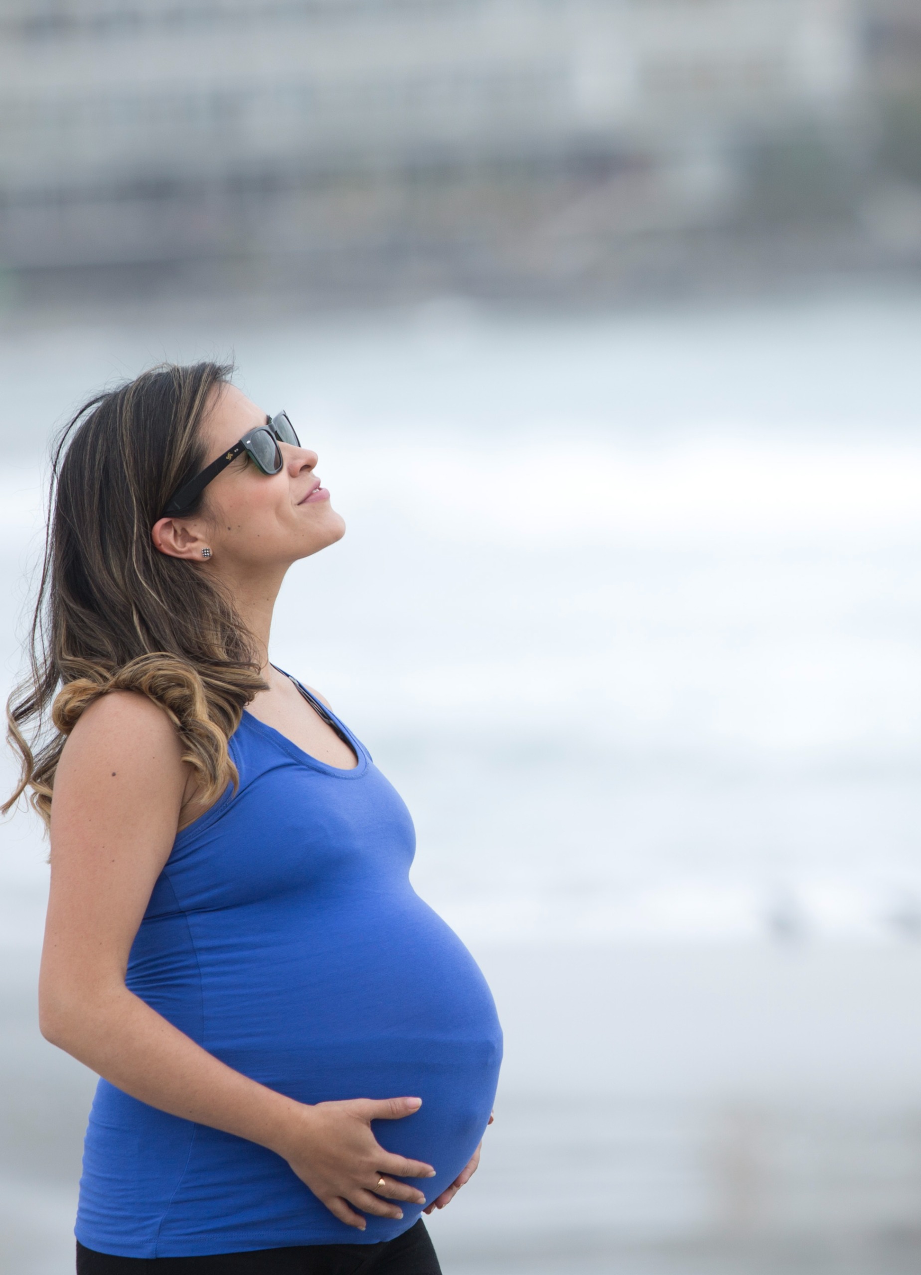 Madre acompañando a su bebé en la playa