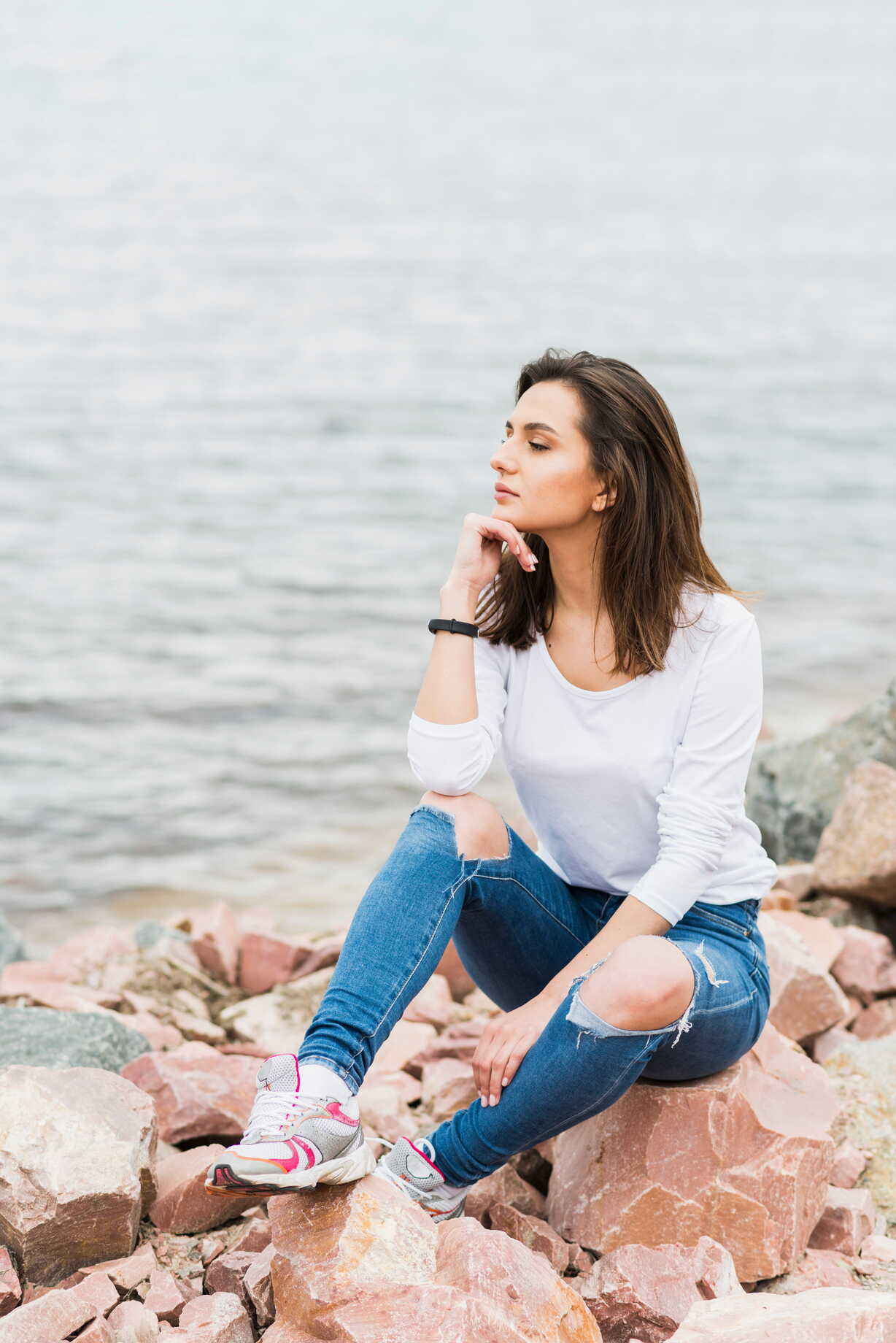 Mujer sentada frente al mar en un momento de calma